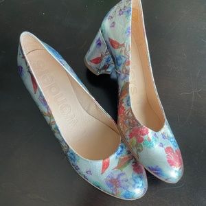 WONDERS elegant floral block heel pump.